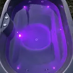 Holiday park Maasparcje Met Hottub,firepit En Kamadobbq